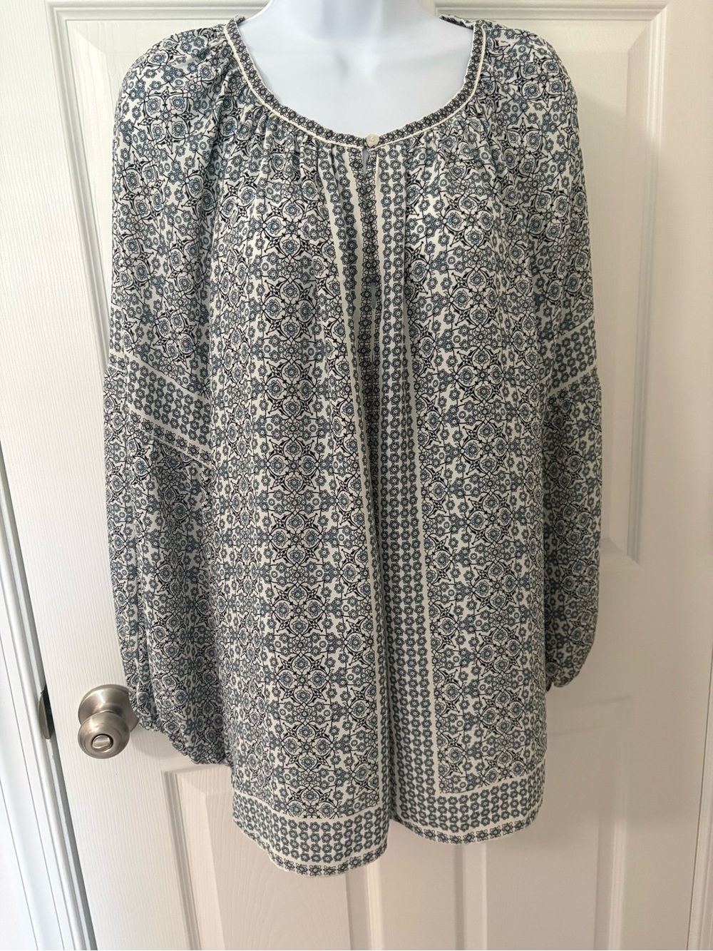 Max Studio London Women Long Sleeve round neck tunic blouse blue/white floral 1x